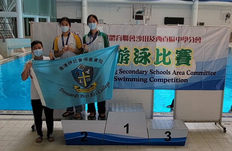 From left to right:
*Teacher-in-charge: Mr. Alex NG
*1st runner-up of Girls 200m Individual Medley
(3F 7 CHEUNG Mei Wai-Girls Grade B)
*1st runner-up of Girls 200m Freestyle (6J 28	YIP Tsz Laam-Girls Grade A)