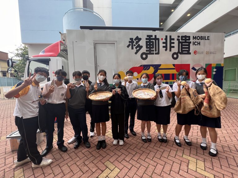 Students visited the Mobile Intangible Cultural Heritage to learn Hong Kong traditional culture.
