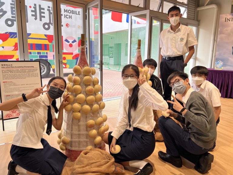 Students had a trial of bun scrambling (搶包山) in Chinese History lesson.