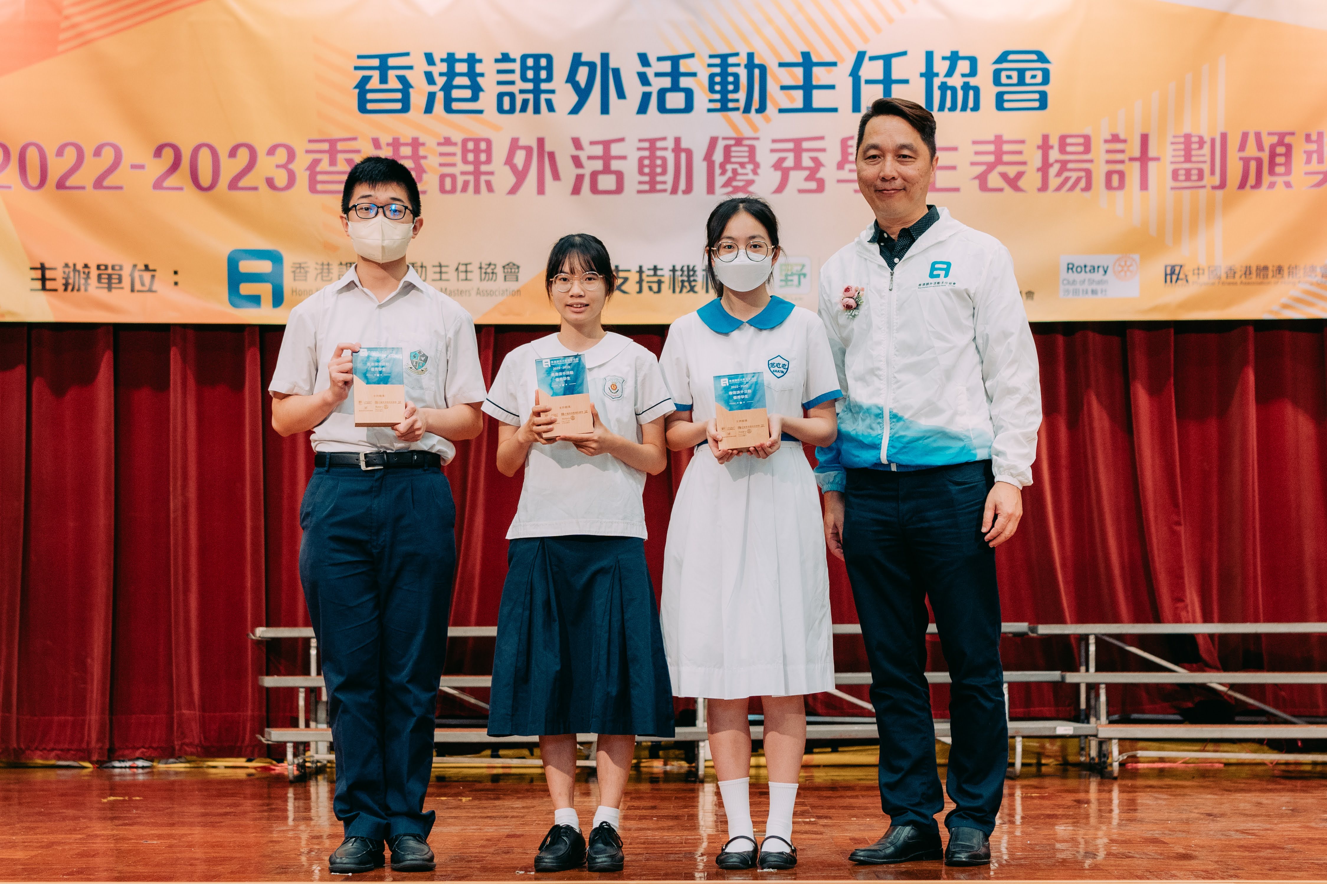 6L Felix YIM Pak Ho was awarded “Student with outstanding performance in extra-curricular activities”