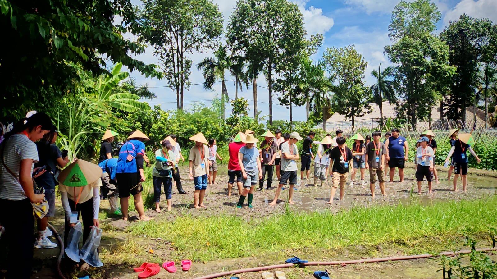 LEWOWA 2425-31 A Trip to Love and Serve in Vietnam